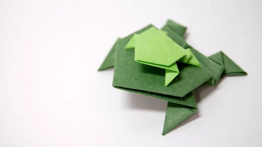 Прыгающая оригами лягушка из бумаги