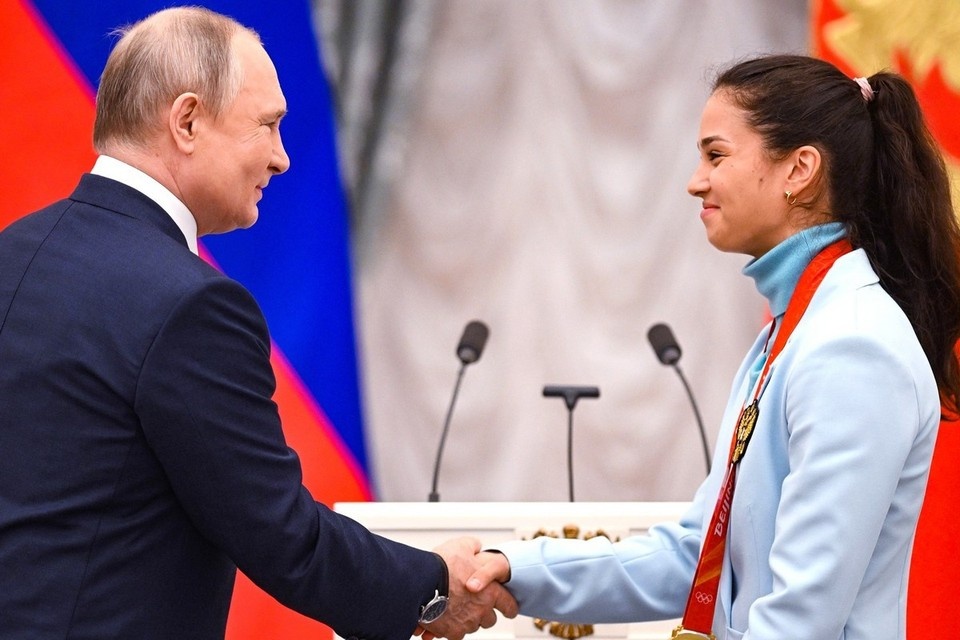     Владимир Путин и Вероника Степанова на церемонии вручения государственных наград победителям XXIV Олимпийских зимних игр в Пекине. Фото: РИА Новости // Администрация президента России