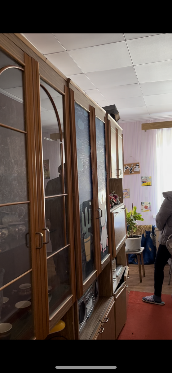 Вход в комнату, за углом справа кровать