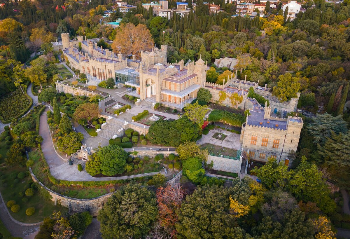 Крым воронцовское. Воронцовский дворец в Алупке. Борцовский дворец Ялта. Граф Воронцов Воронцовский дворец. Ялта Алупка Воронцовский дворец.