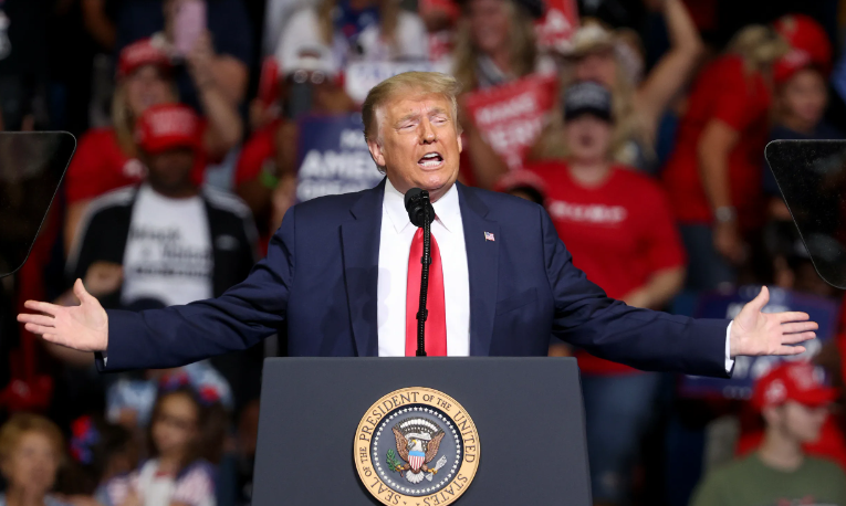 Трамп показывает до каких размеров вырос его рейтинг (фото с сайта newsweek.com)