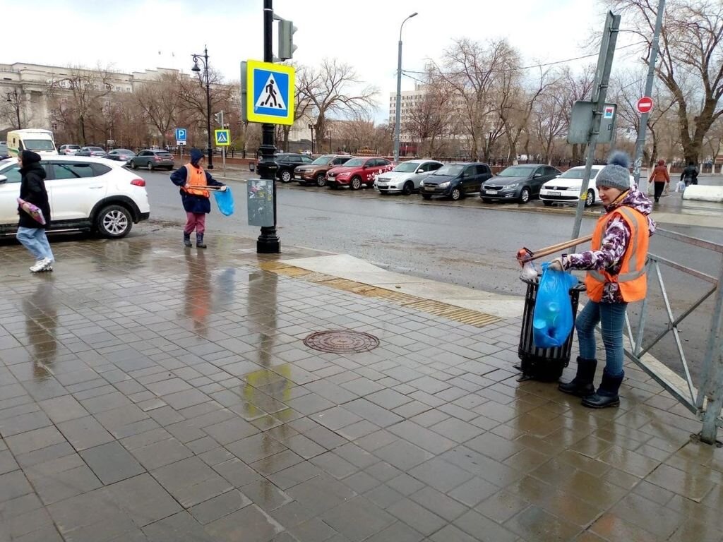    Несмотря на ветреную и дождливую погоду, в Оренбурге проходит первый весенний субботник