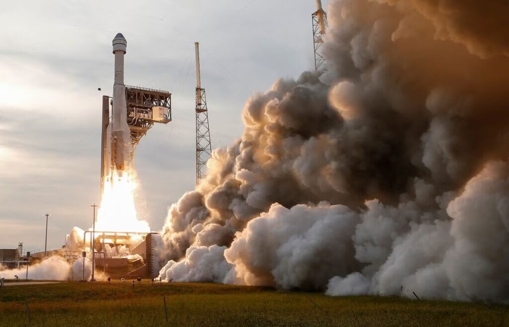    Старт ракеты Atlas V с кораблем Boeing CST-100 Starliner в мае 2022 года (второй беспилотный тестовый полет). Что интересно, для Atlas миссия Boe-CFT станет одним из последних запусков, носитель уходит в историю. Но при этом же — первым пилотируемым стартом этой ракеты / © Reuters, Steve Nesius