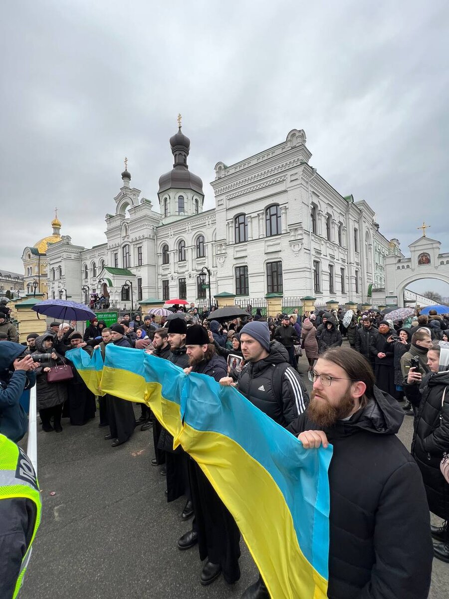 а нам бы день простоять да ночь продержаться