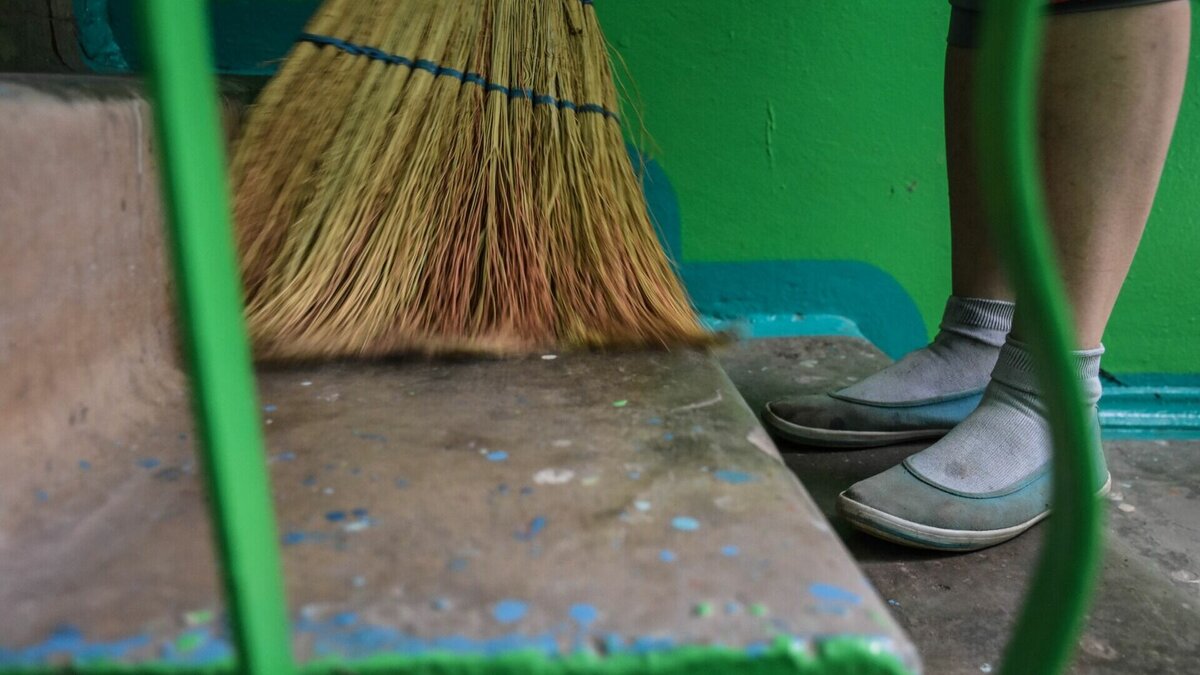     У дома №6 по улице Парина в Казани завелись грызуны. Чаще всего местные жители застают их мертвыми. О том, что проблему не получается решить уже несколько недель, Inkazan сообщила местная жительница.