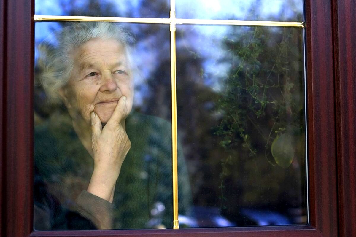 Пожилая женщина у окна