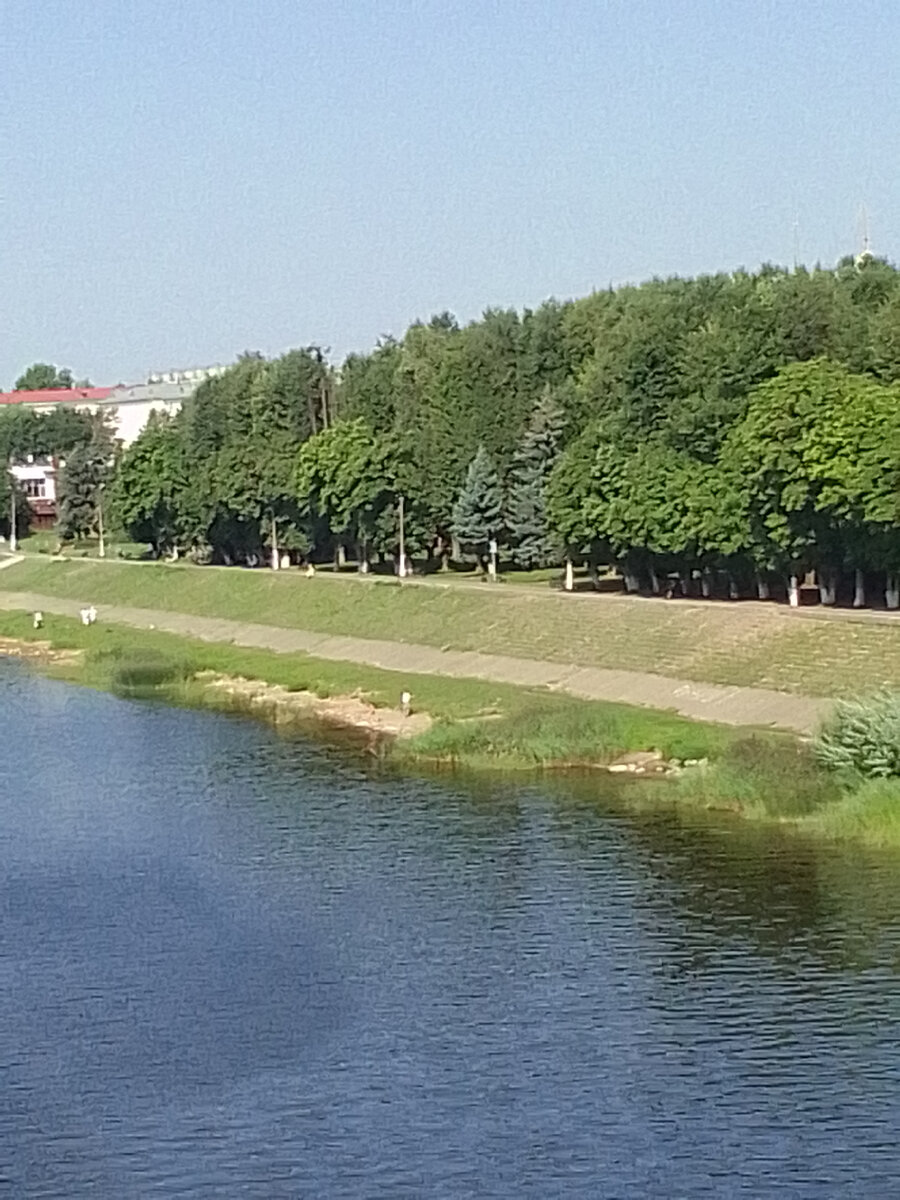 Набережная в городе, где живут Мир Иваныч и Дарь Лексеевна..Не подумайте, у них одно отчество...А это просто так....