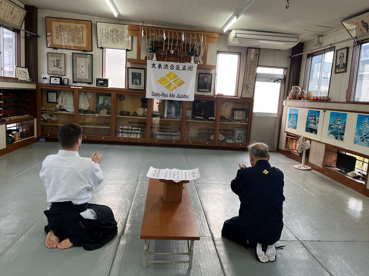 Вручение сертификата Хидэн Мокуроку Евгению Бодренко.