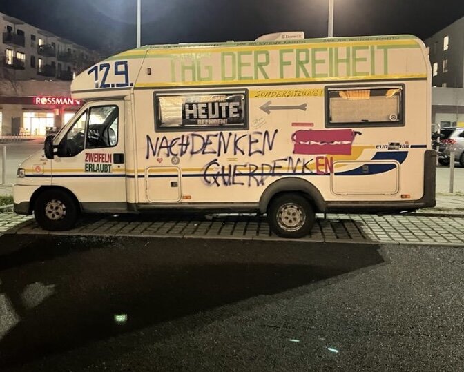 Разбили стекло и написали лозунги на машине противника вакцинации. Нет, не политики. Сам народ.