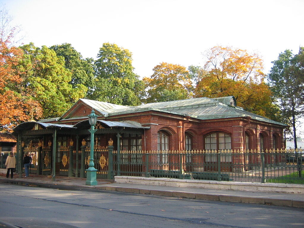 Музей "Домик Петра 1" на Петровской набережной /фото с сайта Википедия/