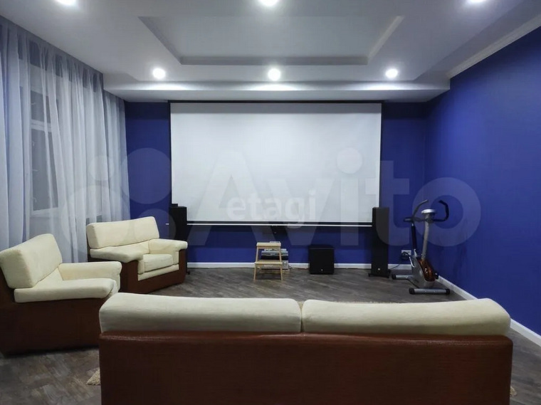    Одна из комнат оборудована под кинозал