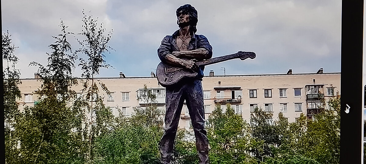 Невский проспект. (метро Гостиный двор) Цой сидел справа от позолоченного входа 