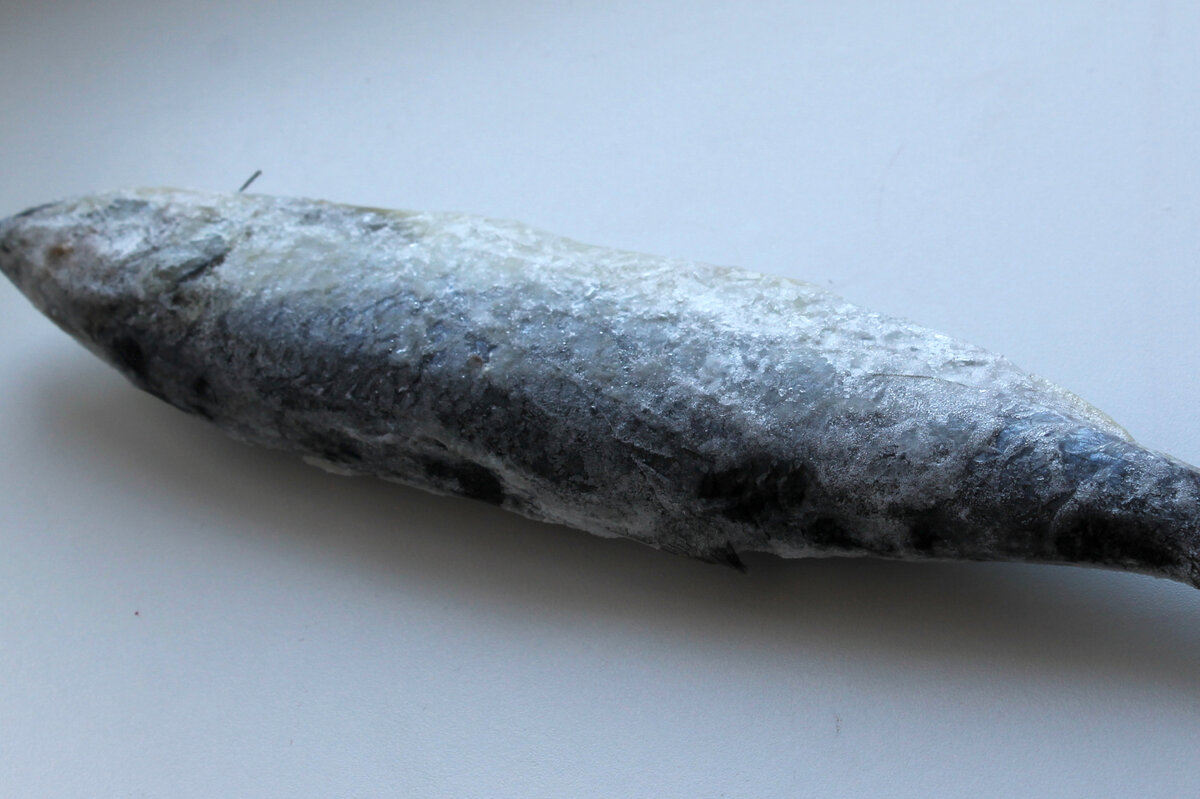 Сельдь лежала долго в морозильной камере, но быстро разморозилась.