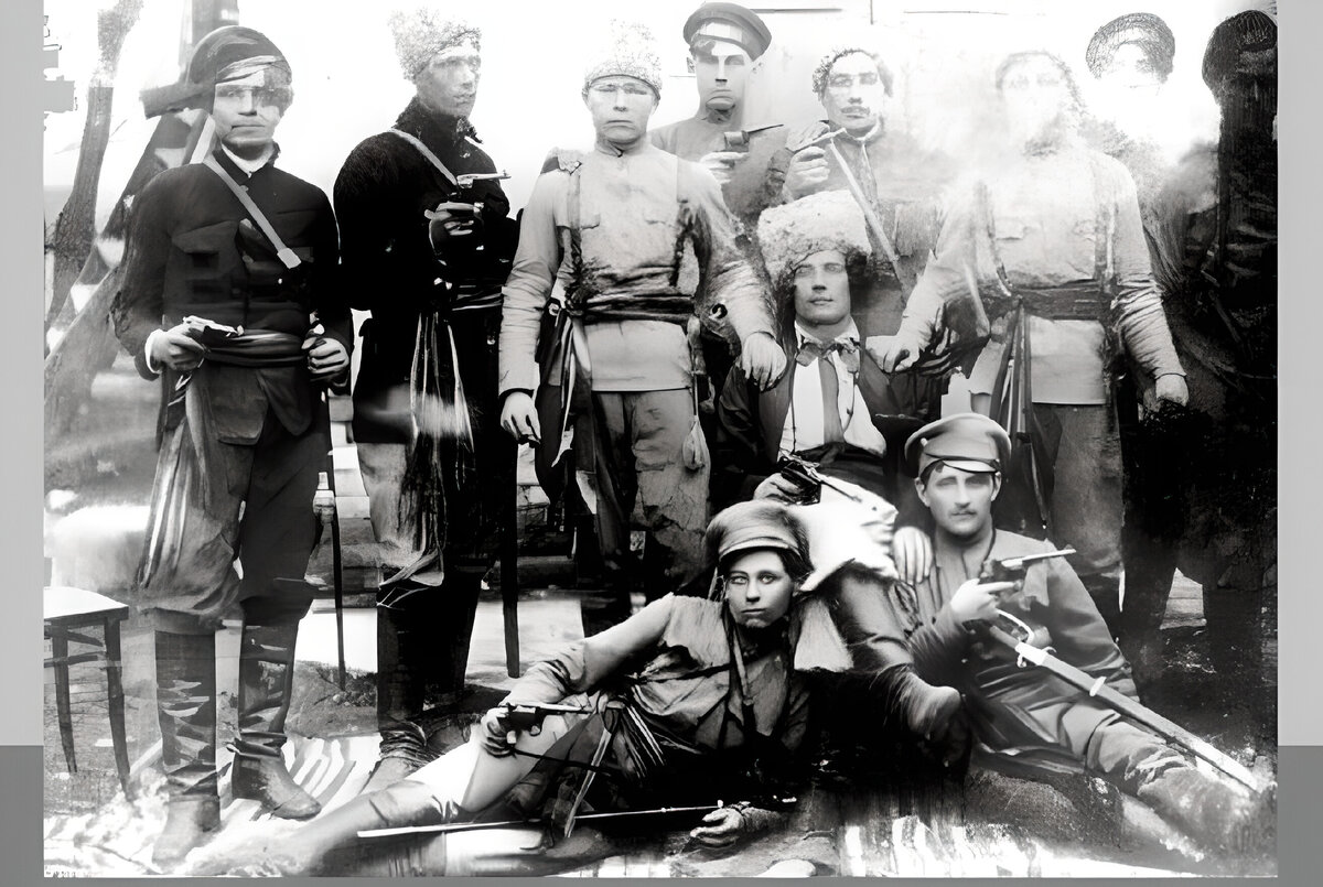 Нестор Махно в окружении соратников