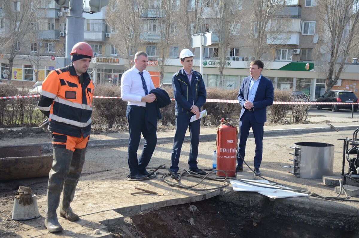    В Оренбурге утечку на перекрестке улицы Театральной и пр. Дзержинского пообещали устранить до 21:00