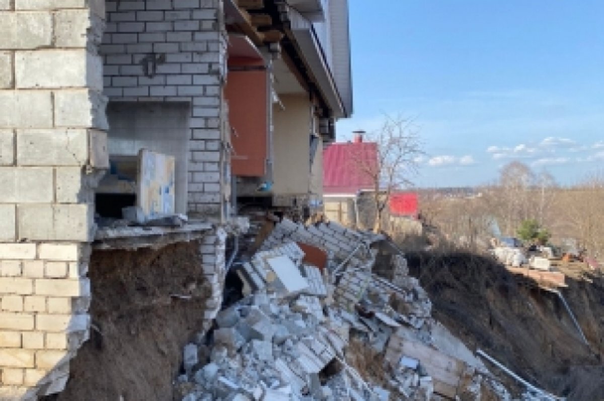    Уголовное дело возбудили после обрушения дома из-за оползня в Караулове