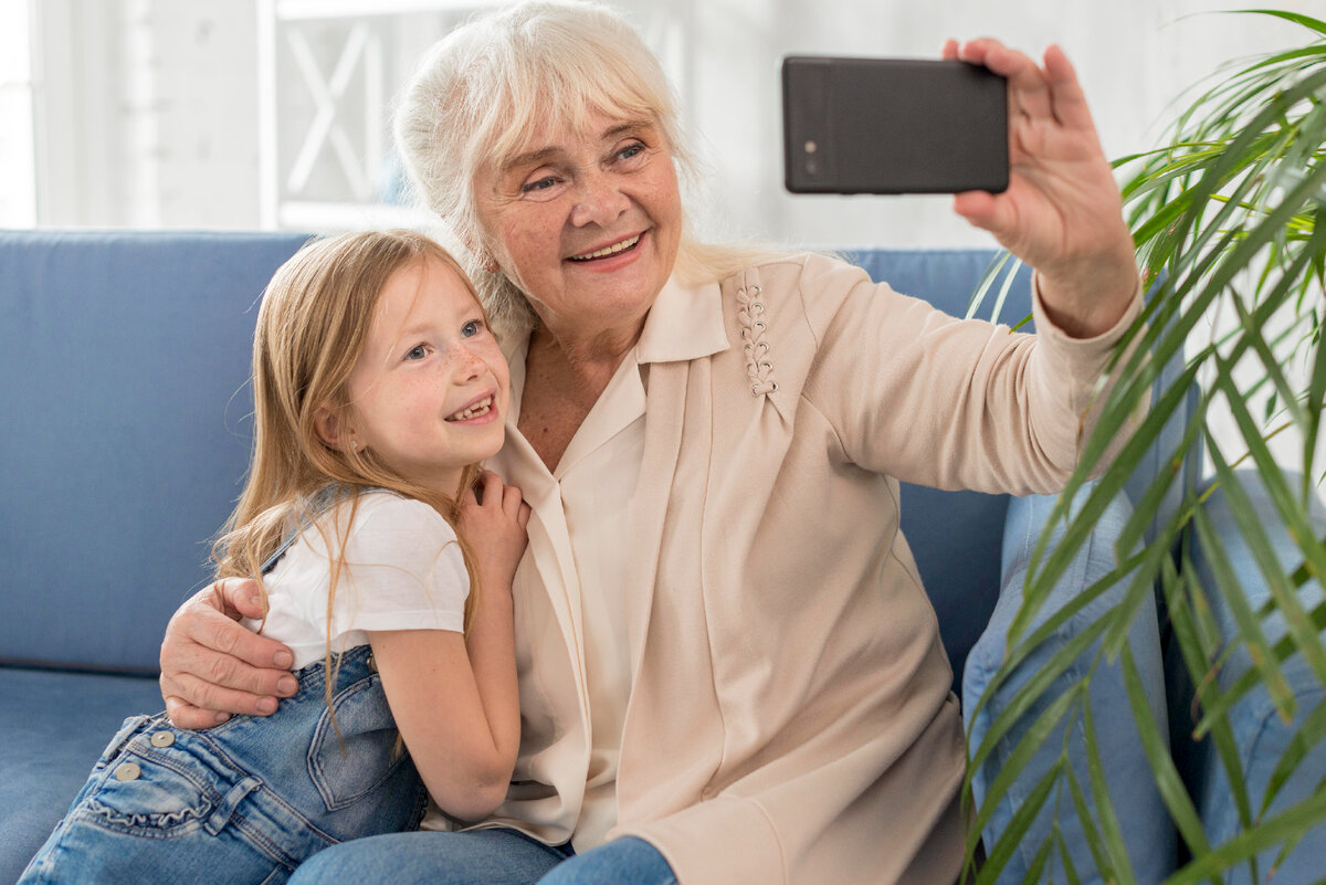 https://www.freepik.com/free-photo/grandmother-girl-selfie_8622968.htm#query=бабушка%20и%20внук&position=3&from_view=search&track=ais