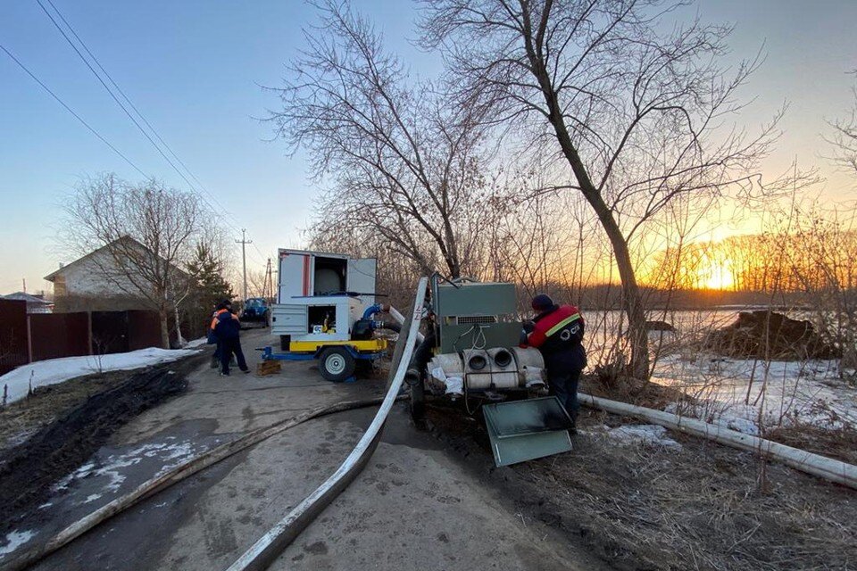     Откачка воды  пресс-службы администрации Барнаула
