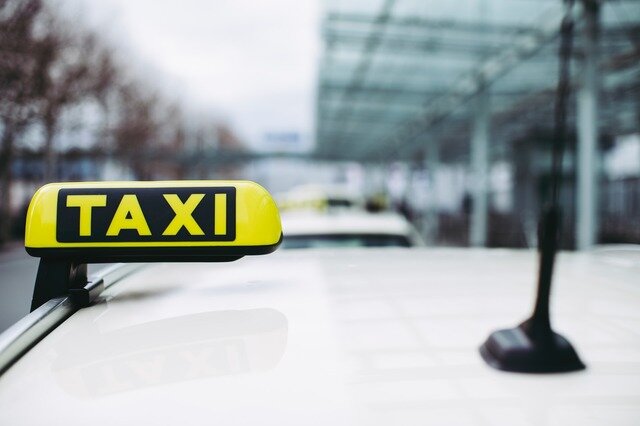 Какие ограничения установлены на занятие трудовой деятельностью, связанной с перевозкой пассажиров и багажа легковыми такси?