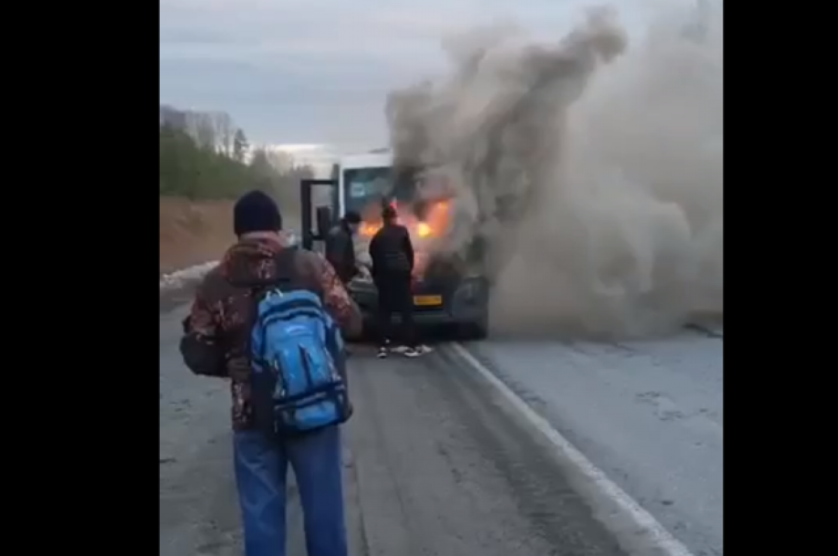    Маршрутка с пассажирами загорелась на ходу под Саткой