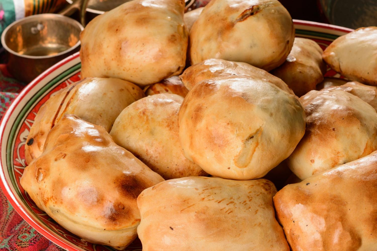 Ташкентская самса тандырная. Тандырная самса в узбекистане. Тандырная самса в тандыре. Самса тандырная самаркандская. Ташкентская самса в тандыре.