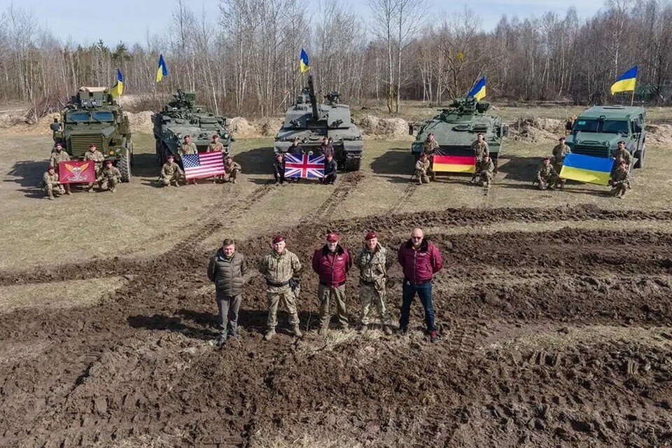     Руководство ВСУ позирует на фоне полученной от Запада бронетехники.  REUTERS