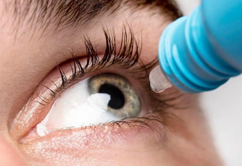 При недостаточном увлажнении глаз возрастает риск воспалительных заболеваний