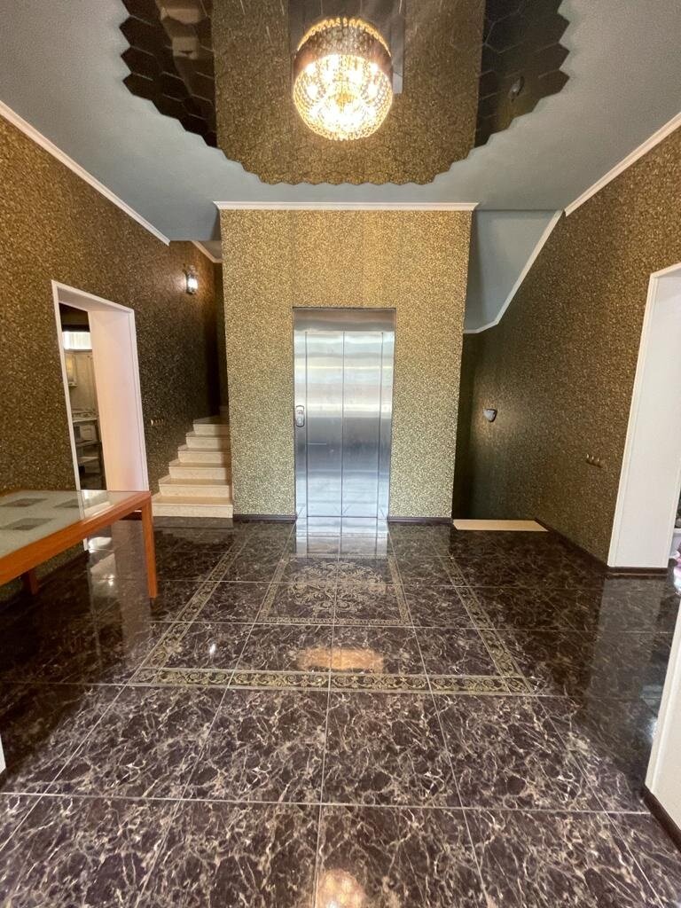 Лифт на первом этаже, инвалидов в семье нет. Зачем напрягать ноги, когда можно с комфортом подняться или спуститься на нужный этаж? Да и лестницы узкие, не каждый человек помещается.