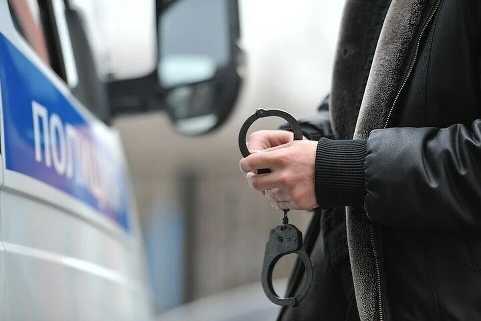     Трое мужчин избили продавщицу магазина на Клязьминской улице в Москве и украли три шоколадки Иван ВИСЛОВ