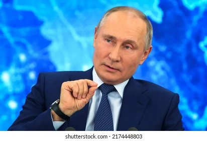 Как и в любой другой стране, политика России зависит от многих факторов, включая экономическую и социальную ситуацию в стране, международные отношения, геополитические интересы и многие другие. Однако, с 2000 года, когда Владимир Путин стал президентом России, он играет главную роль в формировании политики страны.

Путин постепенно укрепил свою власть и создал вертикаль власти, которая позволила ему контролировать все аспекты жизни страны. Он провел ряд реформ, направленных на укрепление государства и повышение благосостояния населения. В частности, были проведены реформы в области налогообложения, социальной защиты, здравоохранения и образования.

Внешняя политика России также изменилась под руководством Путина. Страна стала более самоуверенной и начала активнее защищать свои интересы в международной арене. Россия проводит более активную внешнюю политику, особенно в отношении своих ближайших соседей, таких как Украина и Грузия.

Однако, с течением времени, некоторые критики начали выражать свое неодобрение по поводу внутренней и внешней политики Путина. Они утверждают, что Путин укрепляет свою власть за счет ограничения свободы слова и массовой информации, а также за счет подавления оппозиции. Критики также обвиняют Путина в том, что он нарушает права человека и поддерживает коррупцию в стране.

В целом, политика Путина вызывает различные мнения. Некоторые люди считают, что он успешно управляет страной и повышает ее статус в мире, в то время как другие критикуют его авторитарный стиль правления и нарушение прав человека. Независимо от мнений, одно ясно - Владимир Путин остается ключевой фигурой в политической жизни России.