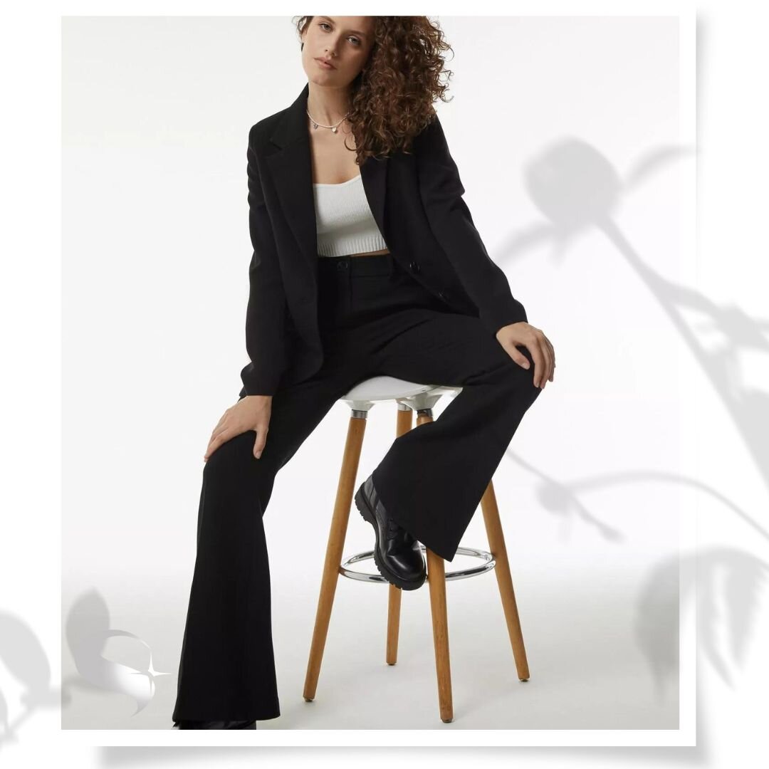 Возрождение модного тренда в 2023: Эти простые черные брюки вернулись – и они подчеркивают красоту фигуры