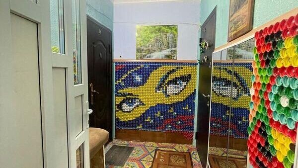 Картины из пластиковых крышек фото Шедевры вокруг нас: Житель Балхаша украсил подъезд мозаикой из пластиковых крыше