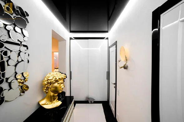 Парящий по периметру натяжной потолок TEQTUM EURO в коридоре (пример)