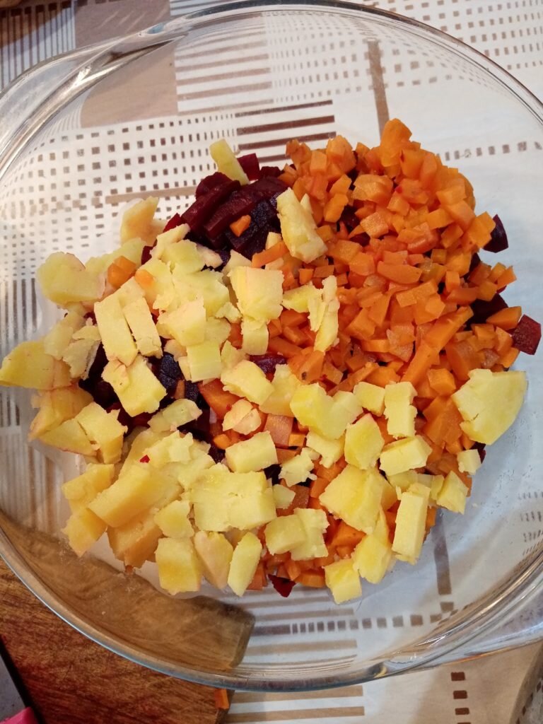 Высыпаем в миску порезанные овощи