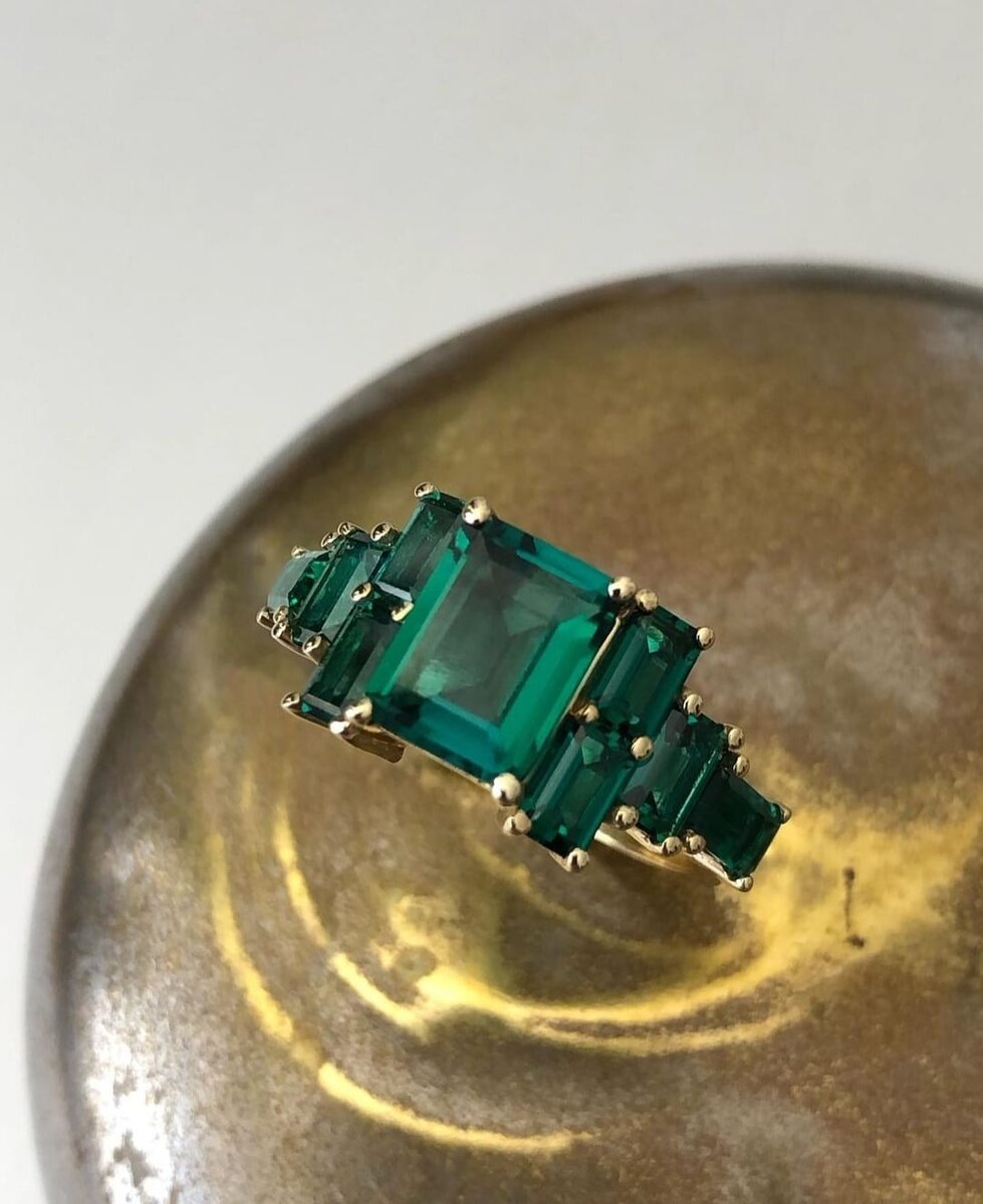 Кольцо с изумрудом в желтом золоте от дизайнера Sveta Ginzburg