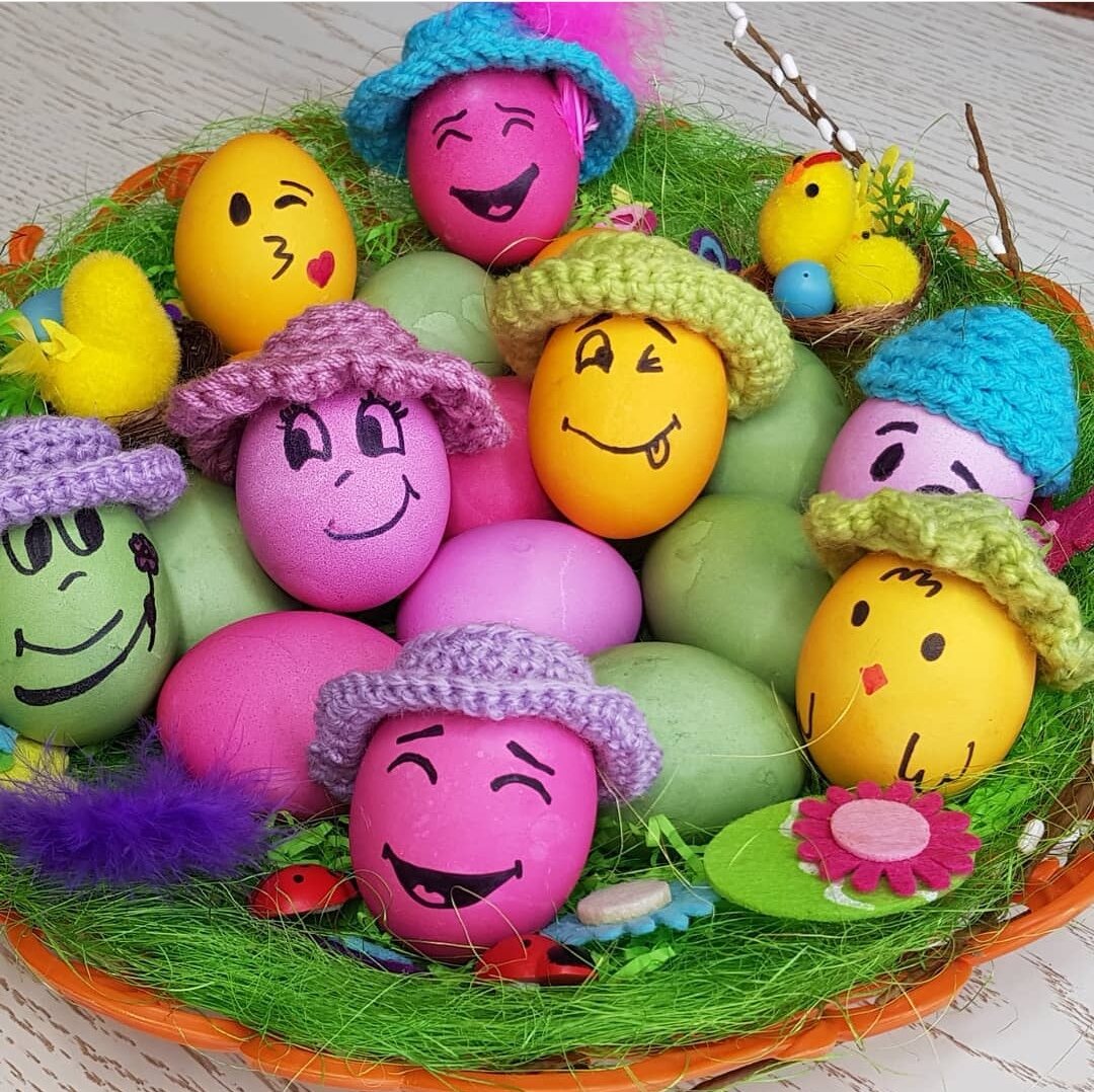 Маркером рисуем глазки и ротик