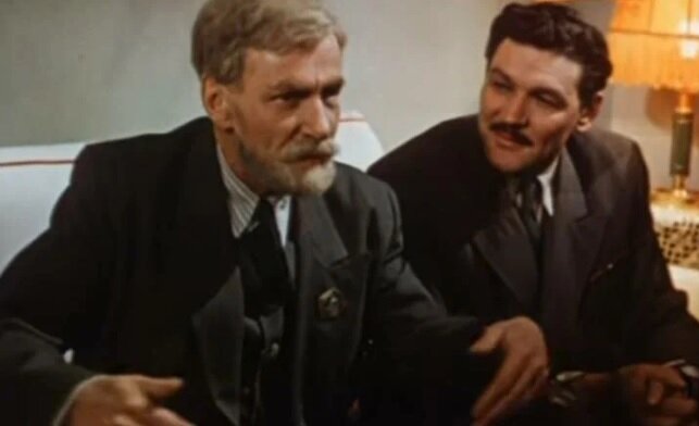 Всеволод Санаев справа