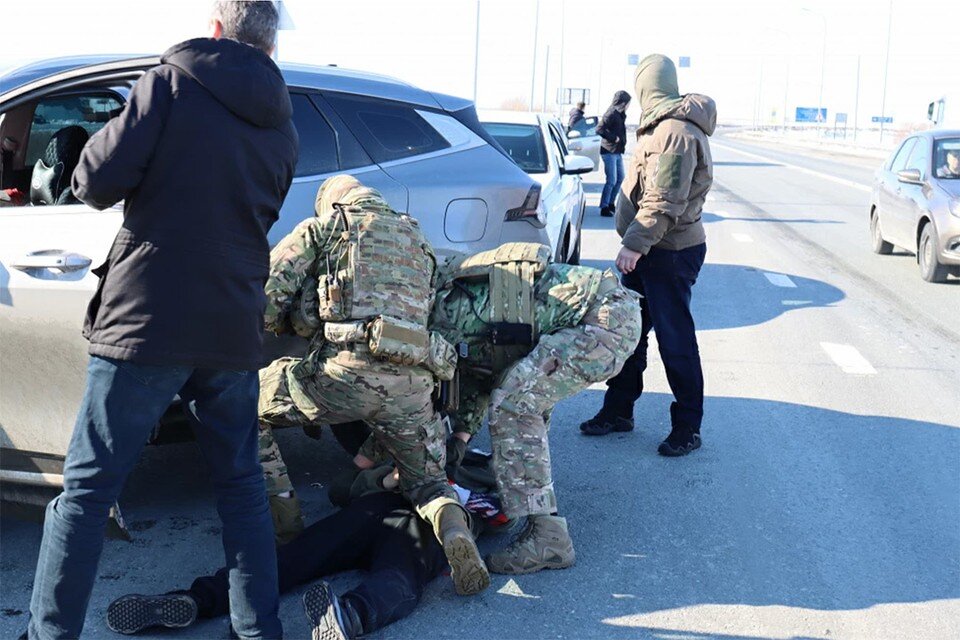     Три килограмма наркотиков полицейские изъяли у дилера по пути в Нягань. Фото: mvdmedia.ru