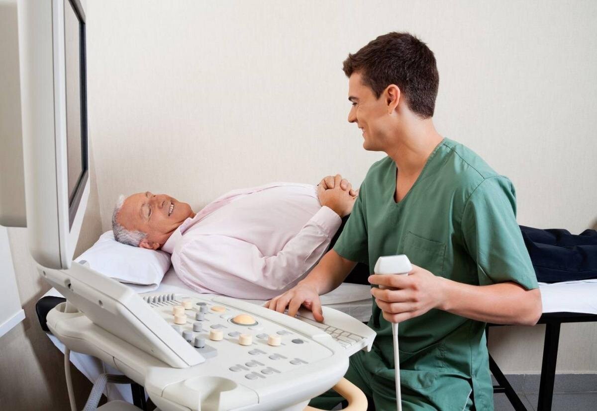 На процедуре УЗИ. Источник изображения: https://kvdmoskva.ru/sites/default/files/ultrasound-123rf.jpg