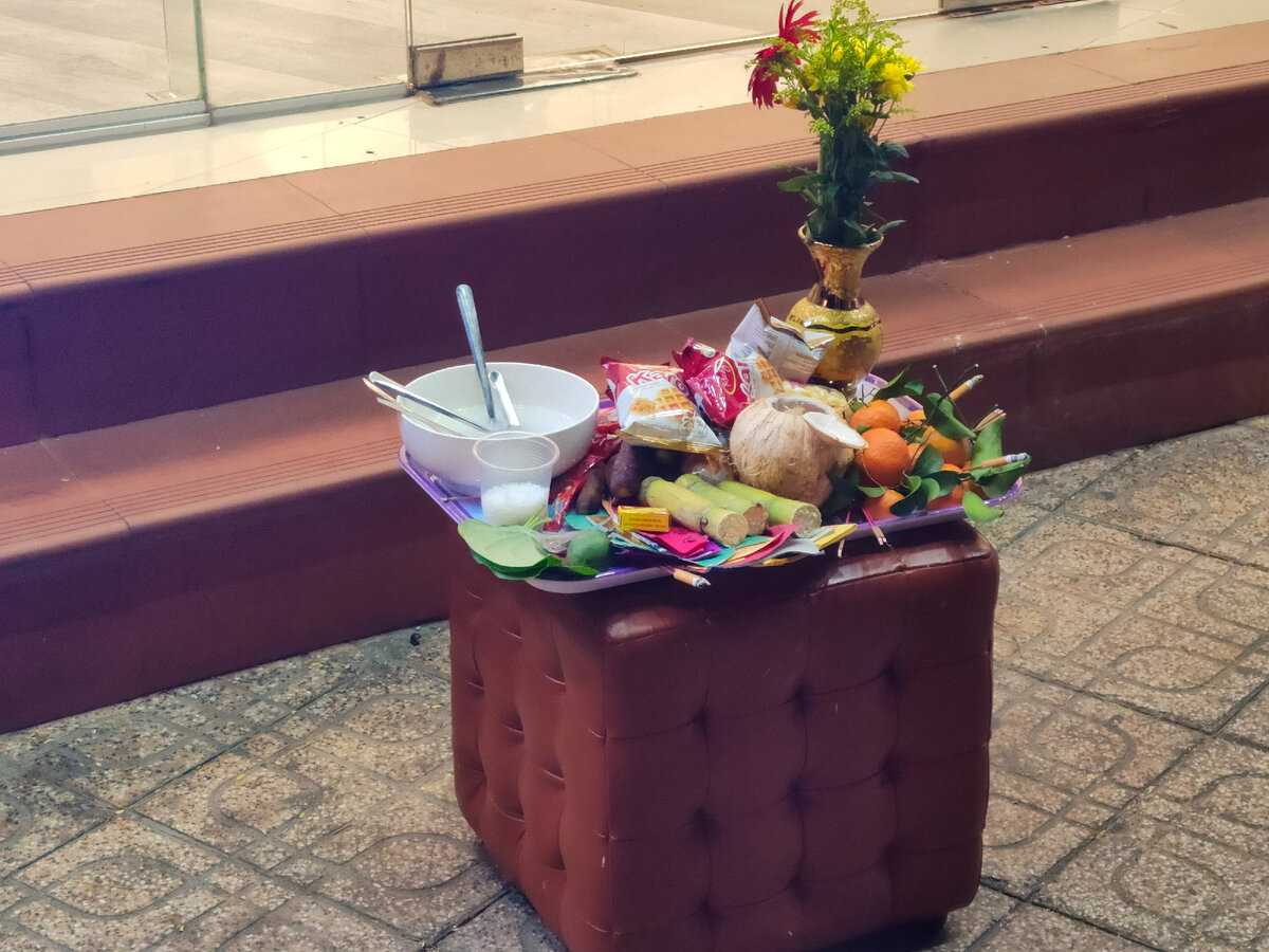 Столик с подношением