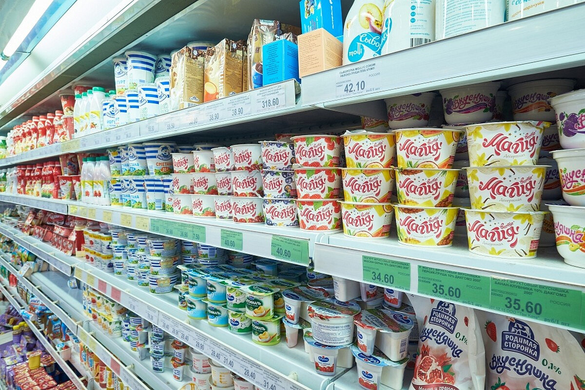 Продукция 16. Прилавок с молочными продуктами. Полки с молочной продукцией. Молочная продукция в магазине. Ассортимент йогуртов в магазине.