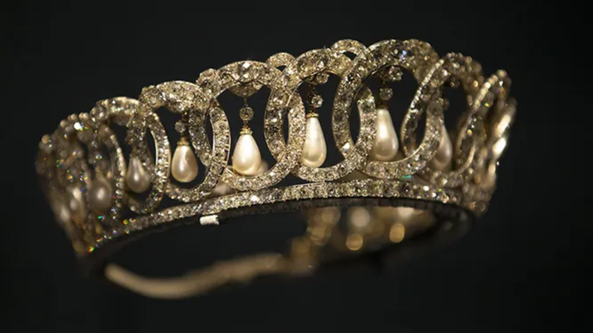 костюм шахмат из бросового материала. коллекция королевой. викторианские драгоценности королевы. брошь в стиле снежной королевы. платья королевы елизаветы.