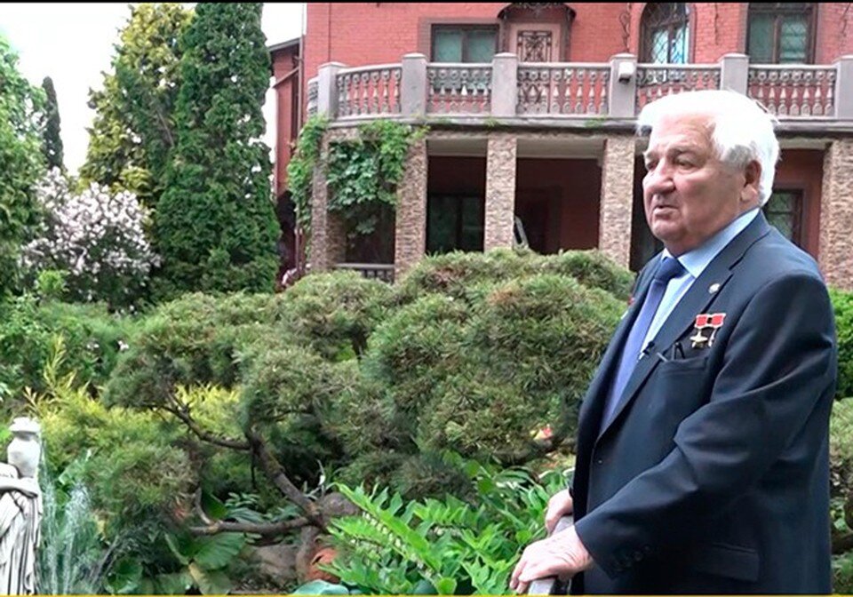     Петр Климук в своем саду. Фото: кадр видео телеканала ОНТ