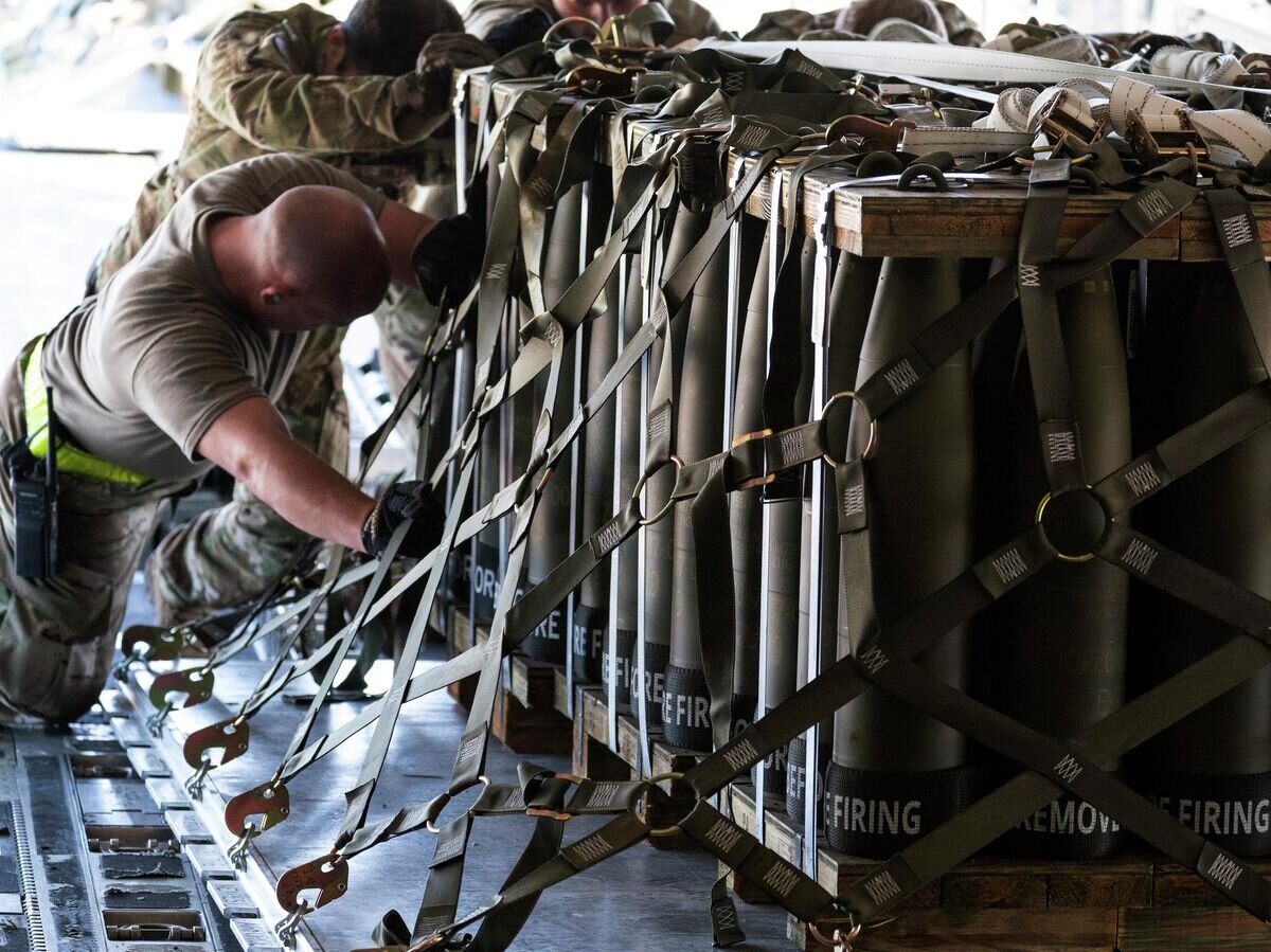    Погрузка боеприпасов для отправки на Украину на базе ВВС США Дувр© AP Photo / Alex Brandon