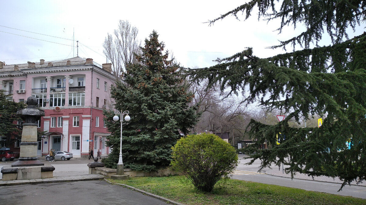 Вид на памятник адмиралу Соковнину с бульвара. 