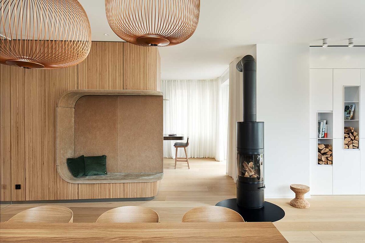 Дом в Германии со встроенными диванами и детской горкой