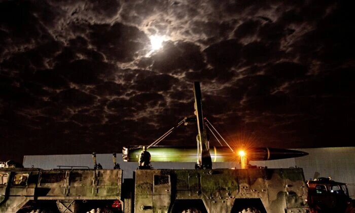 Ракетное соединение Восточного командования Народно-освободительной армии Китая (НОАК) принимает участие в операциях во время боевого патрулирования и военных учений вокруг Тайваня, 7 апреля 2023 года. (Liu Mingsong/Xinhua via AP)