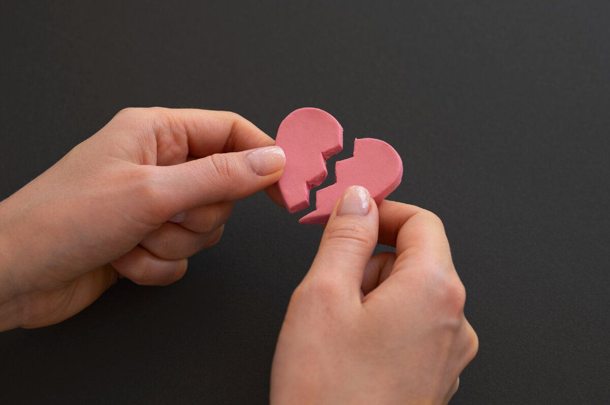 Изображение от <a href="https://ru.freepik.com/free-photo/person-holding-broken-heart_27506542.htm#query=%D1%80%D0%B0%D0%B7%D0%B2%D0%BE%D0%B4&position=41&from_view=search&track=sph">Freepik</a>