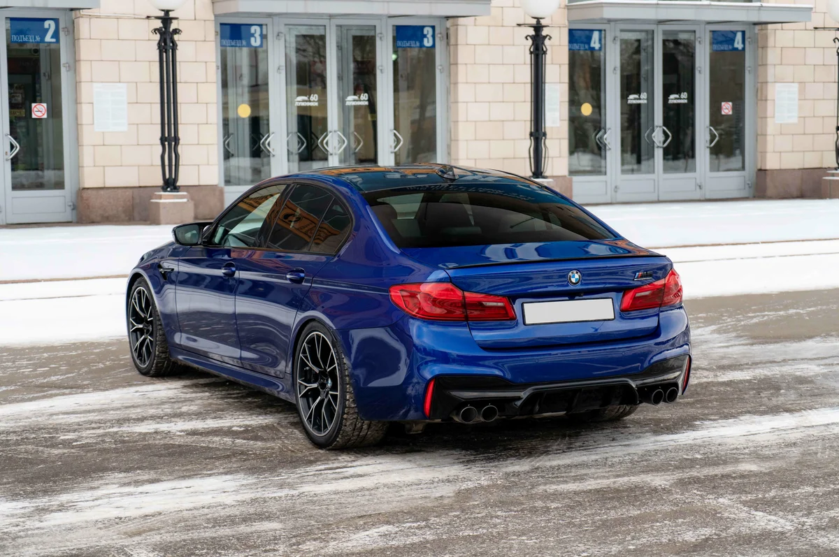 BMW m5 f90 Competition голубая