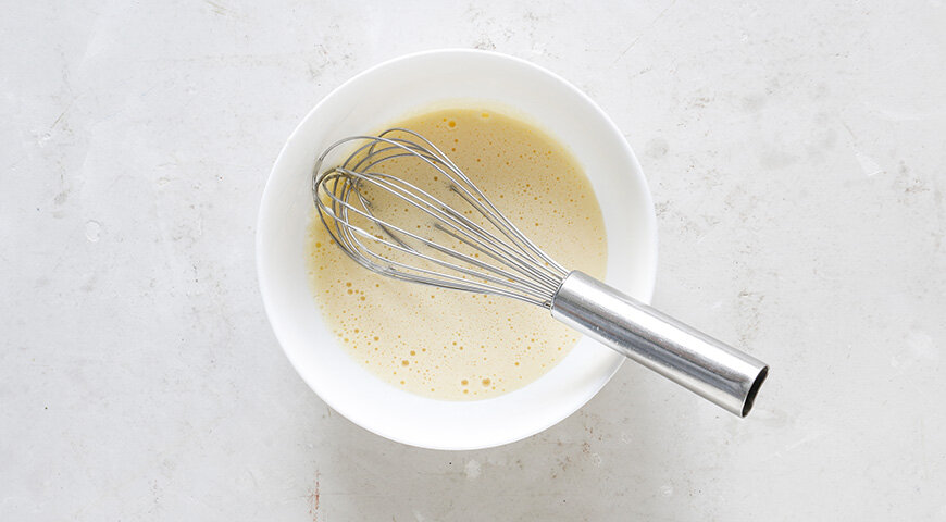 1. Приготовьте тесто для кулича на закваске. Яйца и желтки разотрите с сахаром до растворения сахара.